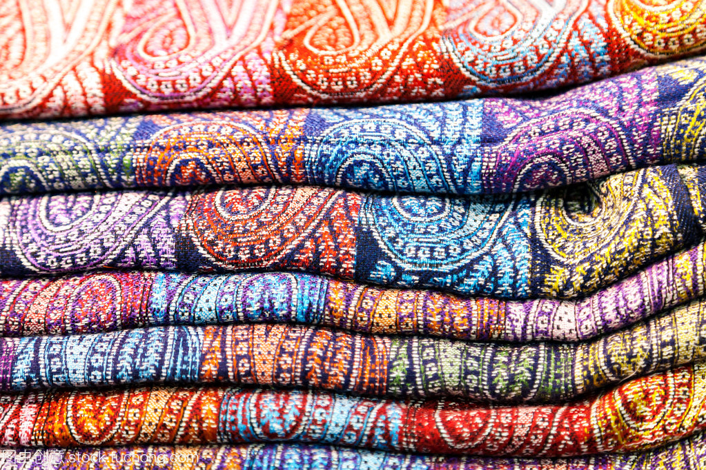 印度传统披肩 彩绘针织的瑰丽传奇