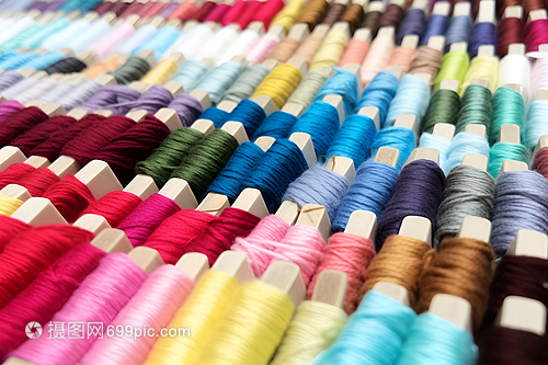 彩色线轴的丝线 纺织品的无限可能